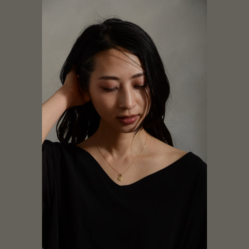 14K ゴールド スモールエンジェル ペンダントトップ ネックレス用 チャーム 丸型 コインモチーフ 天使デザイン ユニセックス ギフト