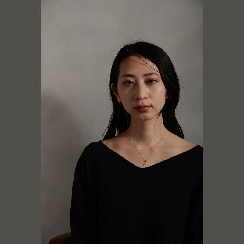 14K ゴールド スモールエンジェル ペンダントトップ ネックレス用 チャーム 丸型 コインモチーフ 天使デザイン ユニセックス ギフト