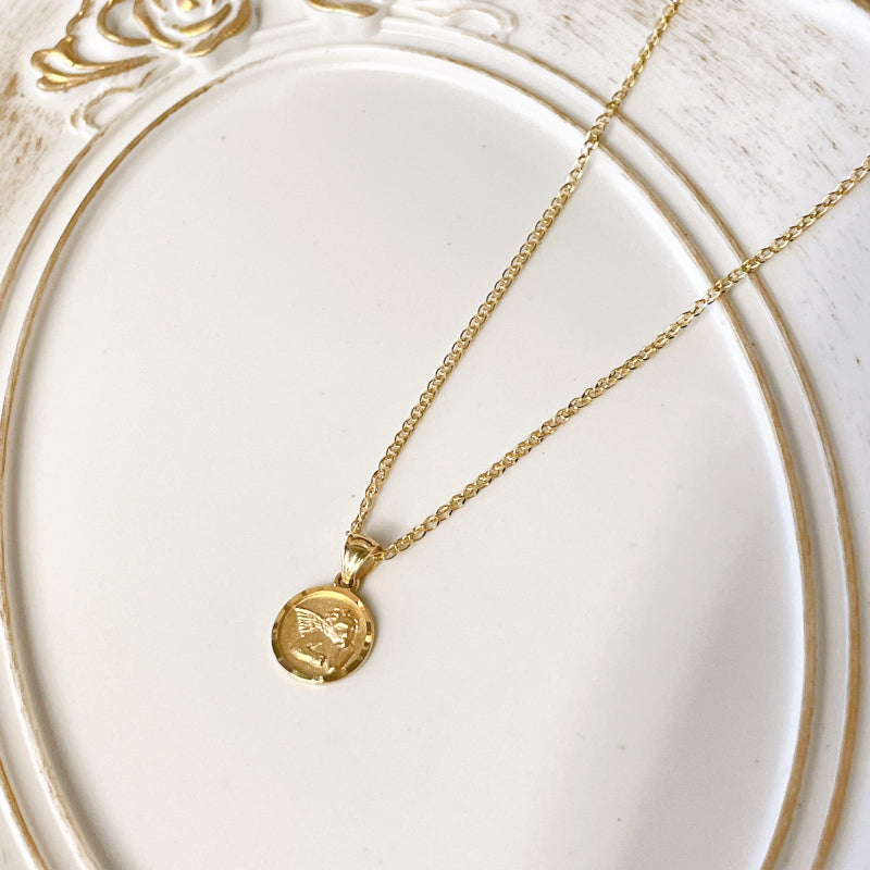 14K ゴールド スモールエンジェル ペンダントトップ ネックレス用 チャーム 丸型 コインモチーフ 天使デザイン ユニセックス ギフト