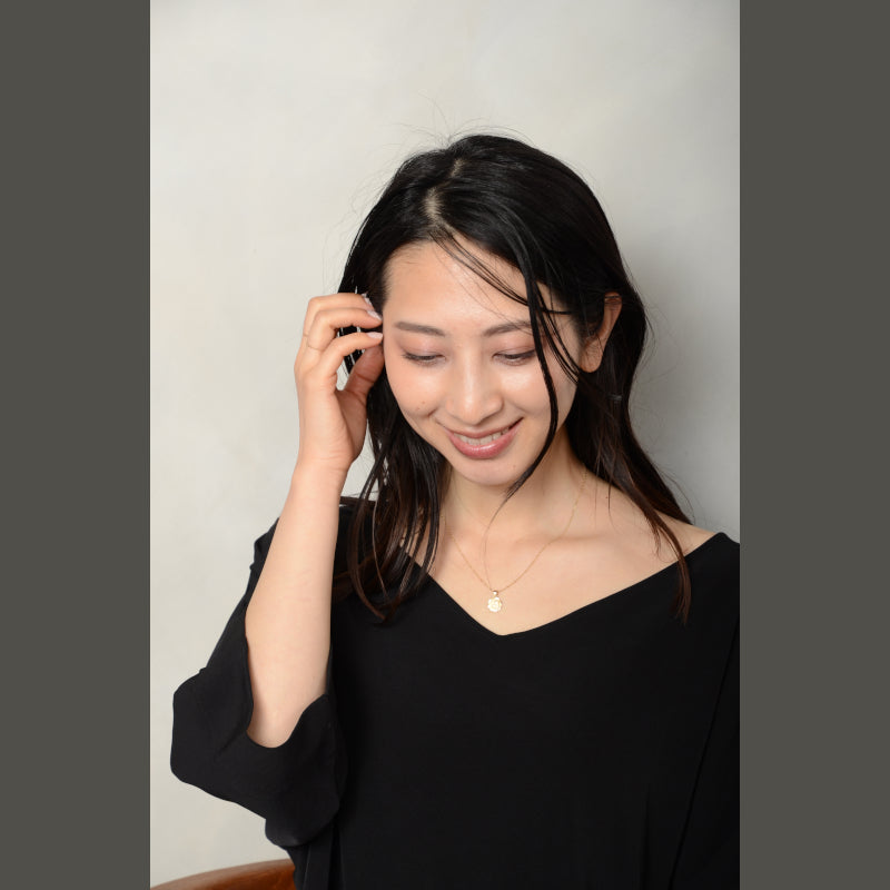 14K ゴールド スモールエンジェル ペンダントトップ ネックレス用 チャーム 丸型 コインモチーフ 天使デザイン ユニセックス ギフト