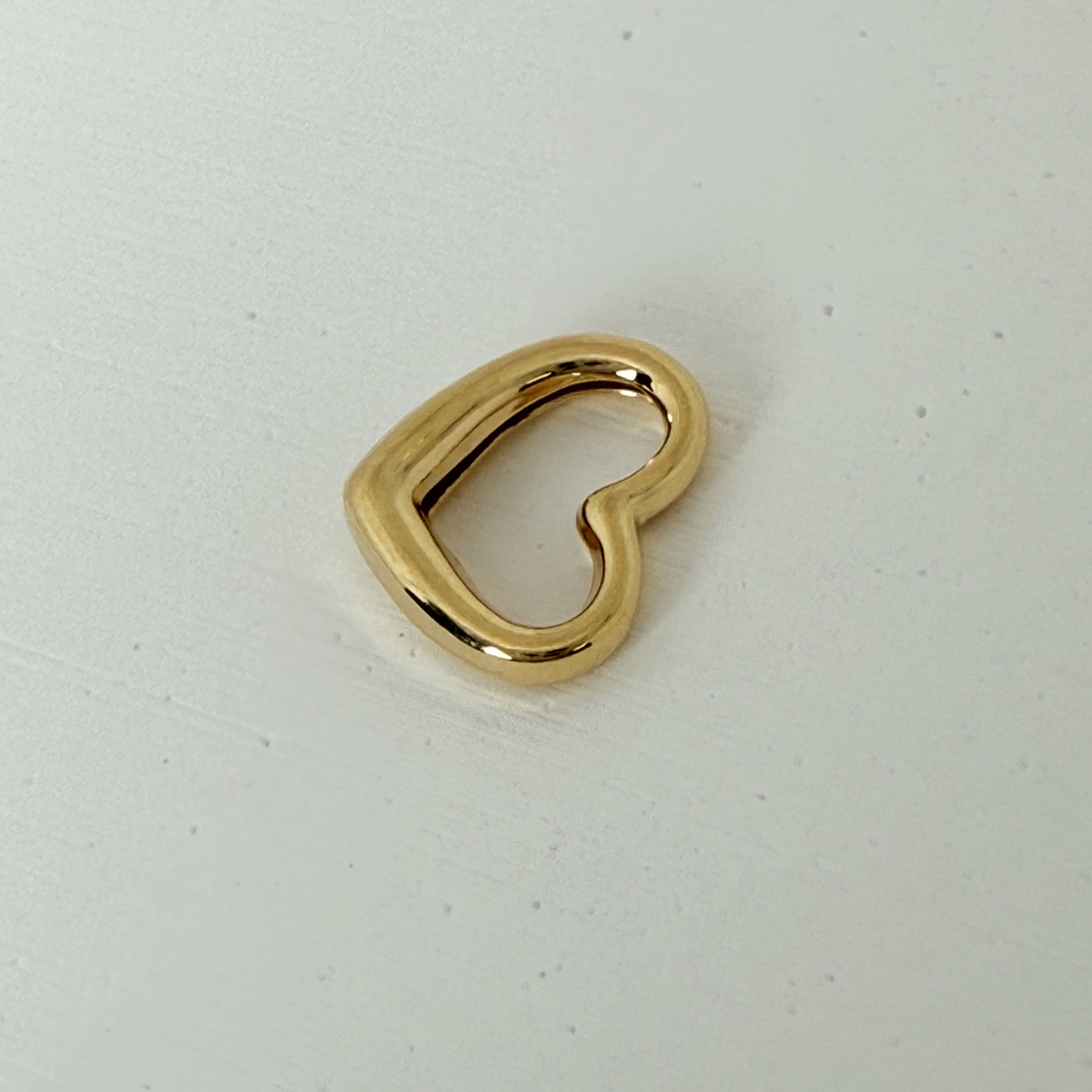 【14K 本物ゴールド】オープンハート ペンダントトップ 7.2×9mm/上品フォルムの抜け感ハート/デイリーに馴染むミニサイズ/ユニセックス/つけっぱなしOK/ギフト対応 BRF13106