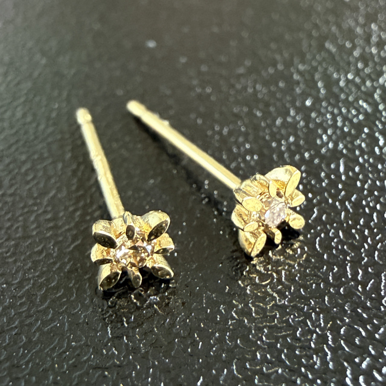 14K イエローゴールド コンパススターピアス ダイヤモンド付き スタッドピアス つけっぱなしOK ギフトにもおすすめ ARTAUM輸入セレクト MTF-2006