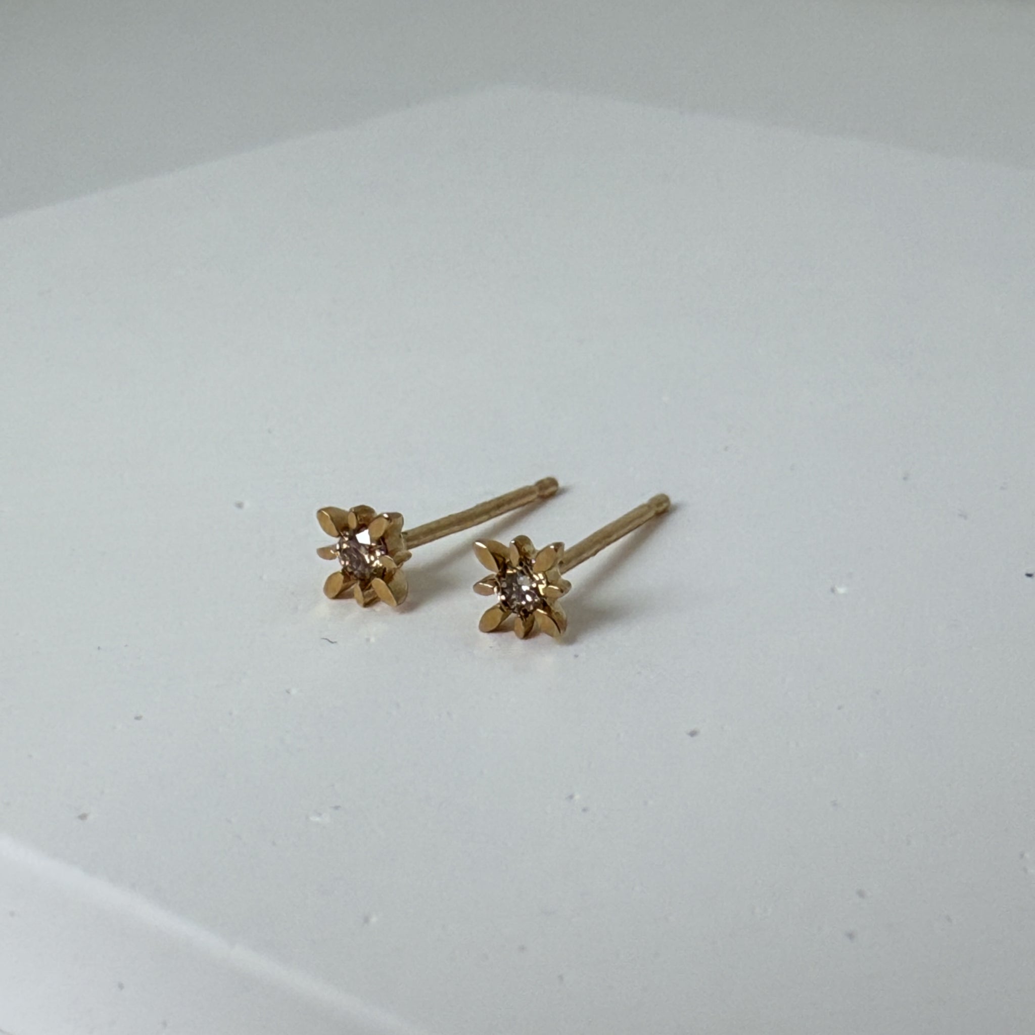 14K イエローゴールド コンパススターピアス ダイヤモンド付き スタッドピアス つけっぱなしOK ギフトにもおすすめ ARTAUM輸入セレクト MTF-2006