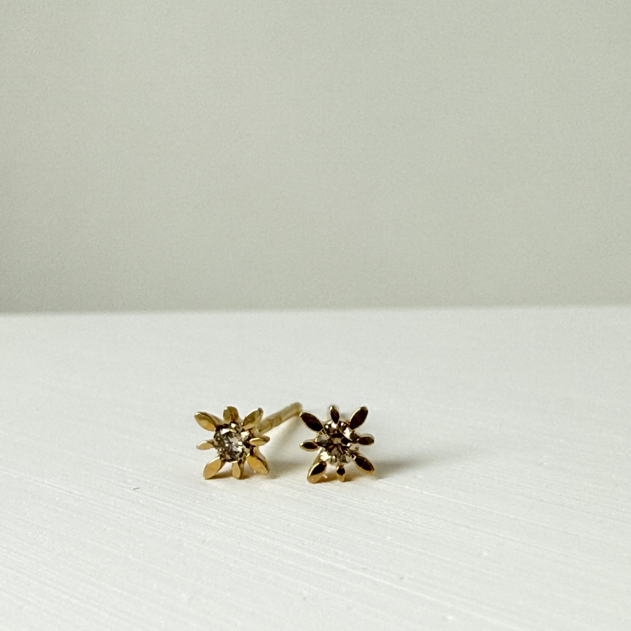 14K イエローゴールド コンパススターピアス ダイヤモンド付き スタッドピアス つけっぱなしOK ギフトにもおすすめ ARTAUM輸入セレクト MTF-2006