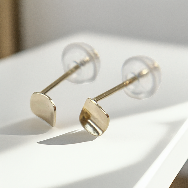 10金 本物 ゴールド 10K ニュアンススクエア ピアス シンプル Hana and Ruri 四角 カーブ シリコンキャッチ