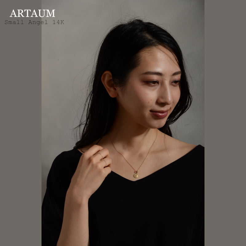 14K ゴールド スモールエンジェル ペンダントトップ ネックレス用 チャーム 丸型 コインモチーフ 天使デザイン ユニセックス ギフト