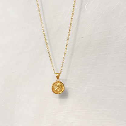 14K ゴールド スモールエンジェル ペンダントトップ ネックレス用 チャーム 丸型 コインモチーフ 天使デザイン ユニセックス ギフト