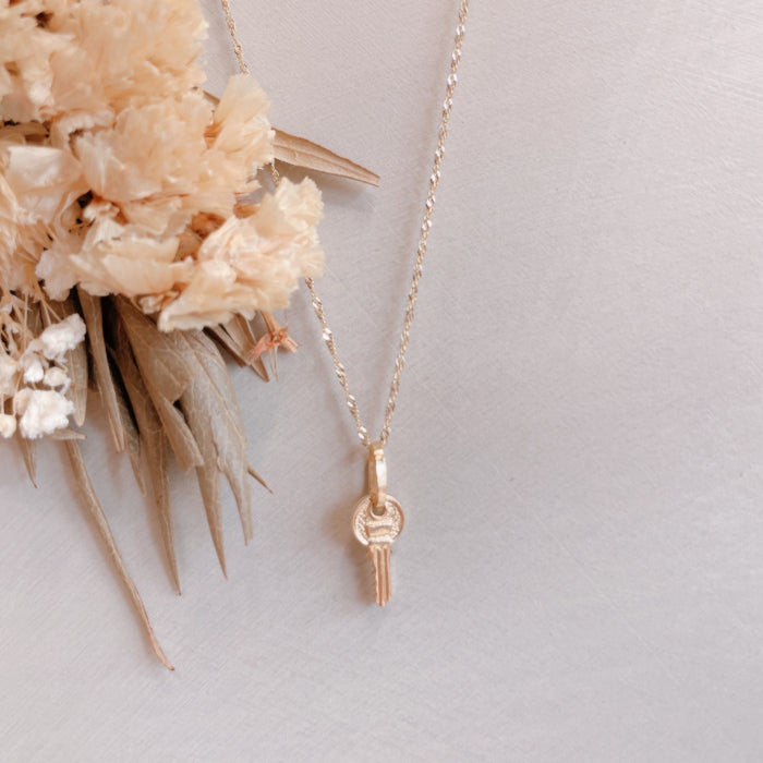 14K ゴールド 鍵モチーフ ペンダントトップ Small KEY ネックレスチャーム PT465 メンズ レディース ユニセックス アメリカ輸入 セレクト ジュエリー ギフト対応