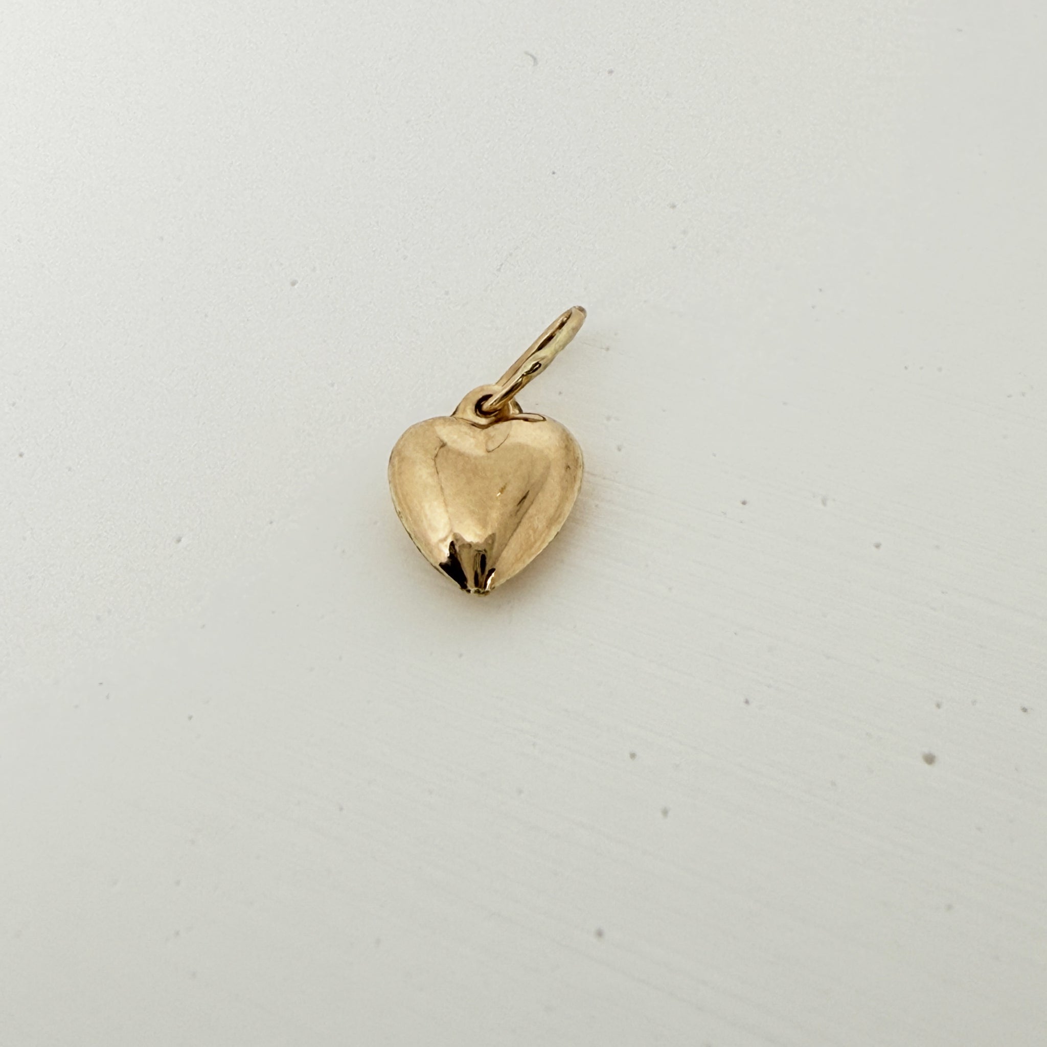 【14K本物ゴールド】ぷっくりハート ペンダントトップ／ミニサイズ 6mm Puffy Heart Charm／デイリージュエリー／ユニセックス／つけっぱなしOK／ギフト対応 ANF-1007