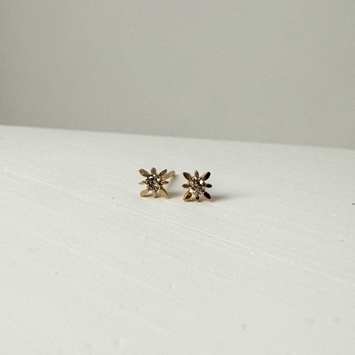 14K イエローゴールド コンパススターピアス ダイヤモンド付き スタッドピアス つけっぱなしOK ギフトにもおすすめ ARTAUM輸入セレクト MTF-2006