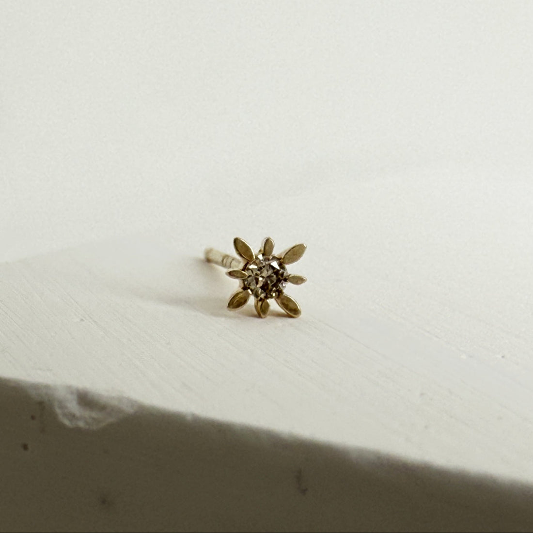 14K イエローゴールド コンパススターピアス ダイヤモンド付き スタッドピアス つけっぱなしOK ギフトにもおすすめ ARTAUM輸入セレクト MTF-2006