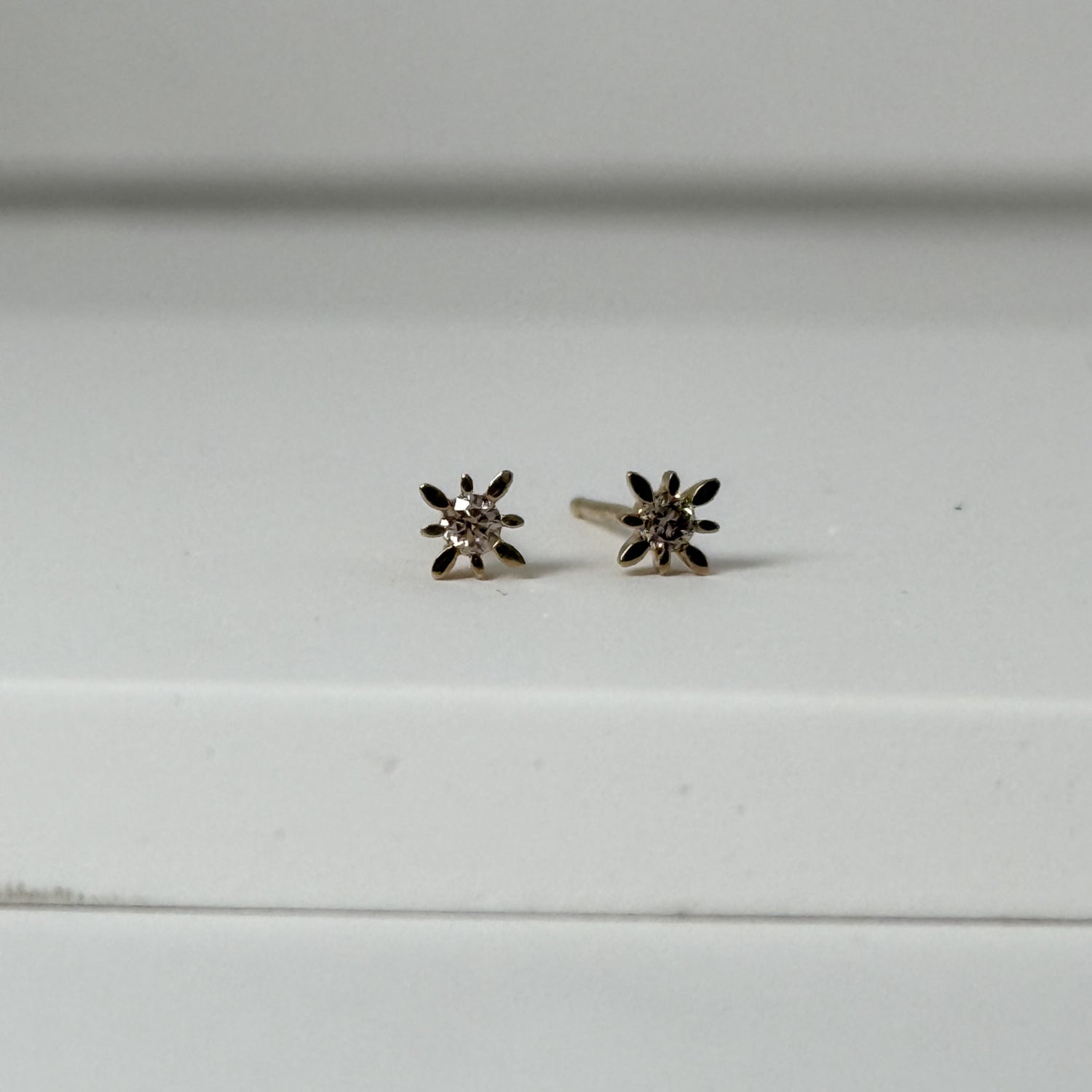 14K イエローゴールド コンパススターピアス ダイヤモンド付き スタッドピアス つけっぱなしOK ギフトにもおすすめ ARTAUM輸入セレクト MTF-2006