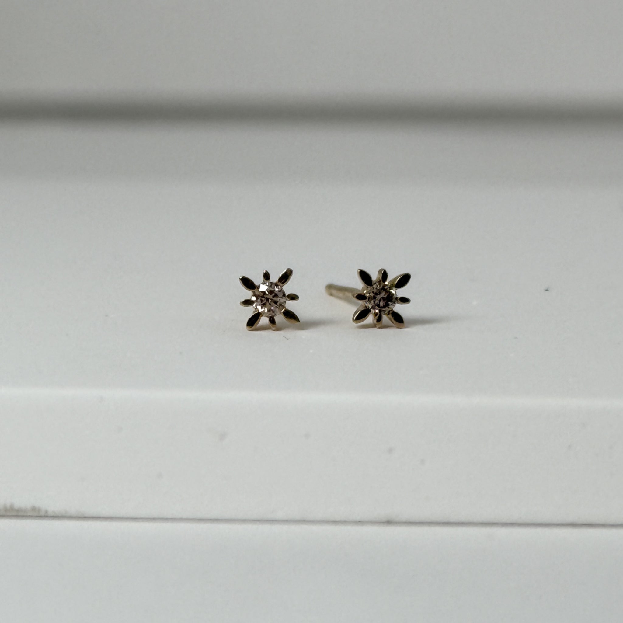 14K イエローゴールド コンパススターピアス ダイヤモンド付き スタッドピアス つけっぱなしOK ギフトにもおすすめ ARTAUM輸入セレクト MTF-2006