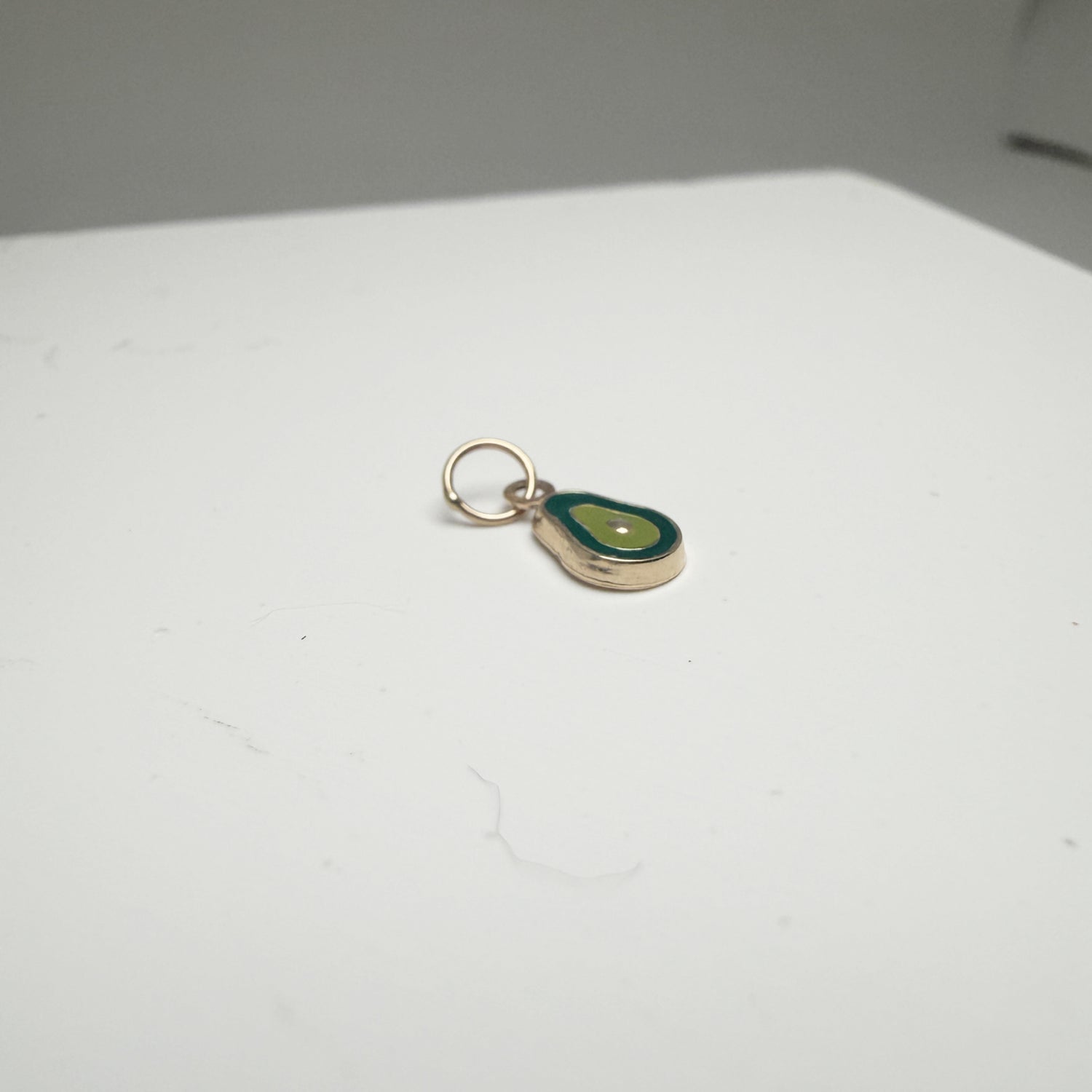 14K ゴールド アボカド エナメル チャーム ペンダントトップ 14金 本物の金 イエローゴールド ミニマル 大人カジュアル キュート ギフト ARTAUM RKF2161