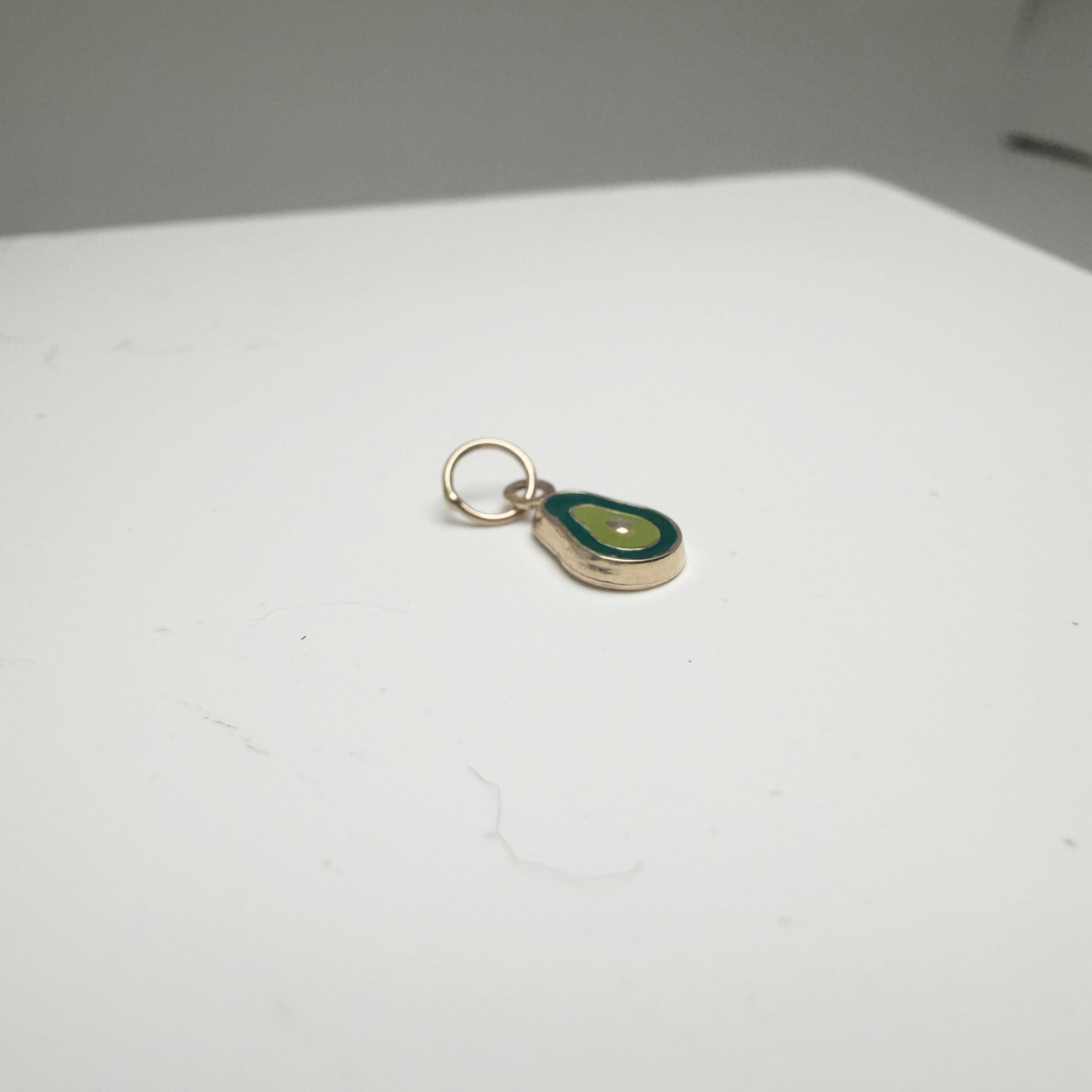 14K ゴールド アボカド エナメル チャーム ペンダントトップ 14金 本物の金 イエローゴールド ミニマル 大人カジュアル キュート ギフト ARTAUM RKF2161